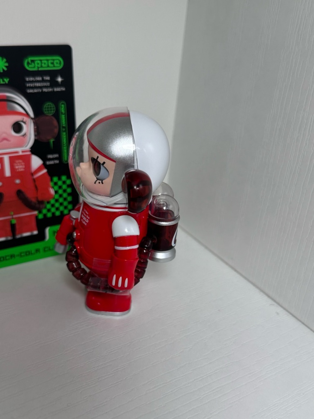 Mega Space Molly 100% Coca-Cola Classic Figure - Picture 2 of 6